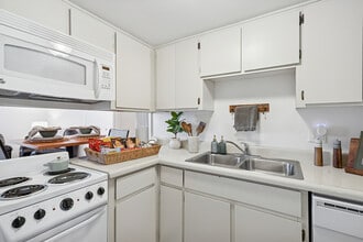 Campus Crossings at University Heights in Tucson, AZ - Foto de edificio - Building Photo