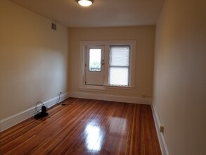 1563 Beacon St, Unit 3 in Brookline, MA - Foto de edificio - Building Photo