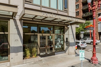 Pacific Tower Apartments in Portland, OR - Building Photo - Building Photo