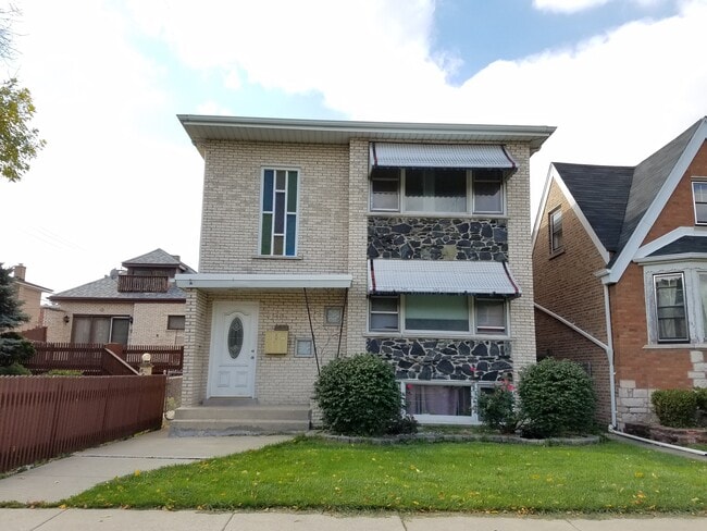 4640 South Avers Avenue, Unit 2F