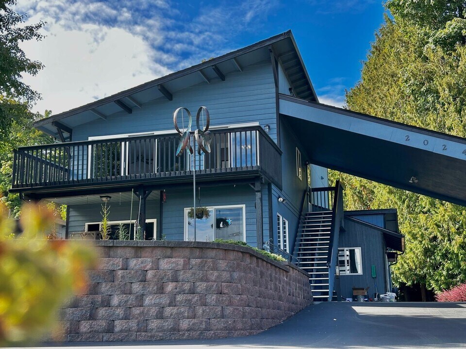 2024 Vernon Rd in Lake Stevens, WA - Building Photo