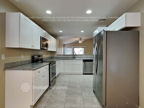 16055 W Acapulco Ln in Surprise, AZ - Foto de edificio - Building Photo