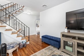 34 Meyerhoff Pl in Oradell, NJ - Building Photo - Building Photo