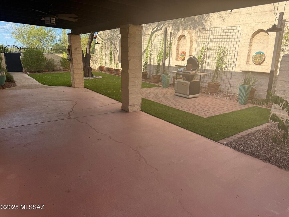 810 N Camino Santiago in Tucson, AZ - Building Photo
