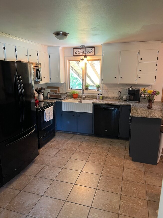 14 Jo Ellen Dr, Unit Upstairs in Merrimack, NH - Foto de edificio - Building Photo