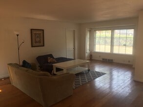 9919 SW Boones Ferry Rd in Portland, OR - Foto de edificio - Building Photo