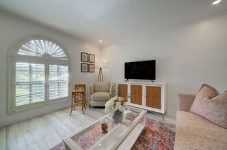 655 8th Ave S in Naples, FL - Foto de edificio - Building Photo