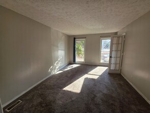 5700 Nassau Dr in Fayetteville, NC - Foto de edificio - Building Photo