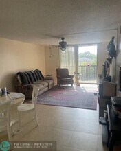 7175 Orange Dr in Davie, FL - Foto de edificio - Building Photo