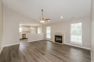 5126 Pike View Dr in Indianapolis, IN - Foto de edificio - Building Photo
