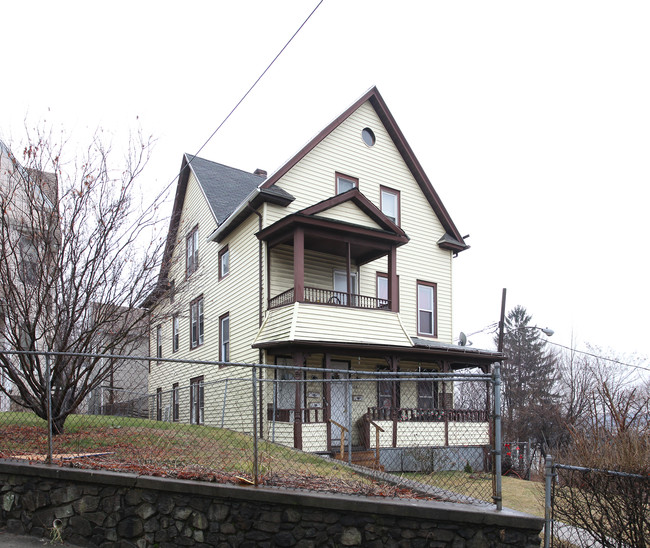 126-128 Walnut St in Waterbury, CT - Building Photo - Building Photo