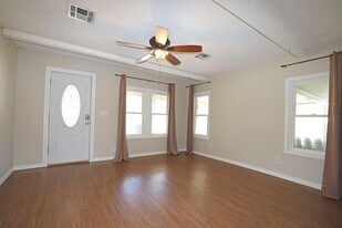 525 E Jackson Ave in Mcalester, OK - Building Photo