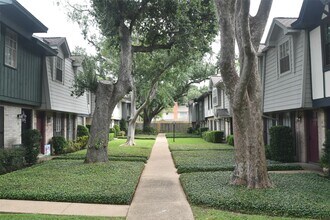 10018 Knoboak Dr in Houston, TX - Building Photo - Building Photo