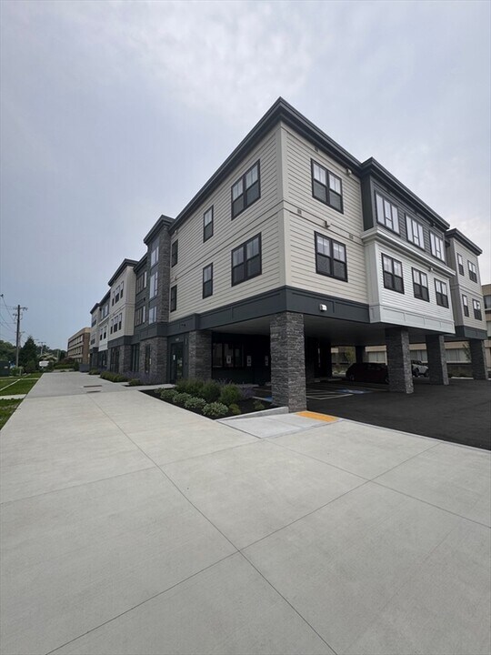 1000 Washington St in Dedham, MA - Foto de edificio