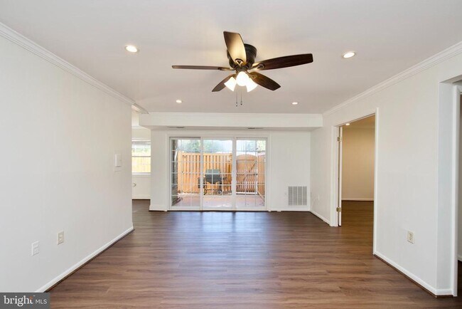 1952 Kennedy Dr-Unit -T3 in McLean, VA - Foto de edificio - Building Photo