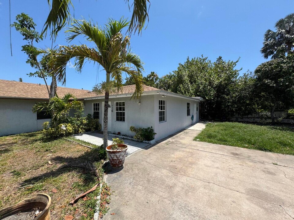 4603 Lexington Ave in Greenacres, FL - Building Photo