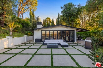 16725 Oak View Dr in Los Angeles, CA - Building Photo - Building Photo