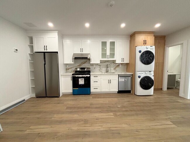 6 Caithness St E in Hamilton, ON - Building Photo - Building Photo