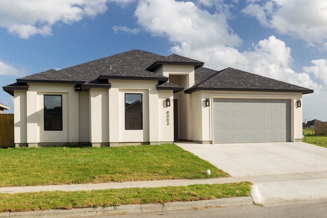 8002 Snake River Dr in Corpus Christi, TX - Building Photo