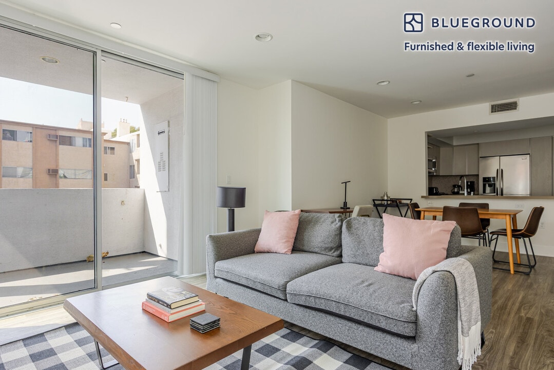 10473 Santa Monica Blvd in Los Angeles, CA - Building Photo