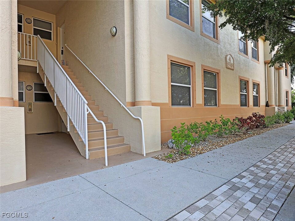 15385 Bellamar Cir in Ft. Myers, FL - Building Photo