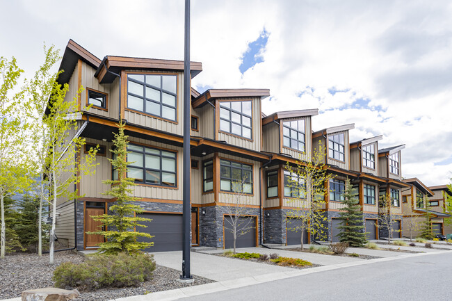 410 Riva Hts in Canmore, AB - Building Photo - Building Photo