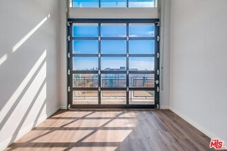 3279 San Marino St in Los Angeles, CA - Building Photo - Building Photo