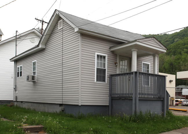 304 Monroe St in Montgomery, WV - Building Photo - Building Photo