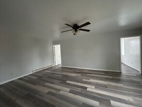 105 W Emeline St in Milford, IN - Foto de edificio - Building Photo