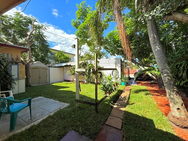 2515 McKinley St, Unit Rear in Hollywood, FL - Foto de edificio - Building Photo