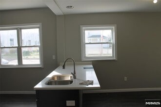 519 Roosevelt Ave, Unit 1 in Carteret, NJ - Building Photo - Building Photo