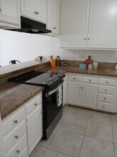 851 Amigos Way, Unit 851 Amigos Way in Newport Beach, CA - Foto de edificio - Building Photo