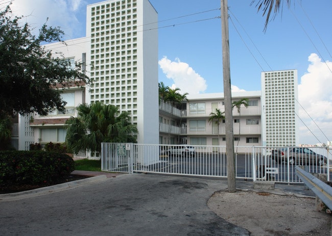 Bay Tower Apartments in Miami Beach, FL - Foto de edificio - Building Photo