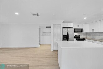718 NE 14th St in Fort Lauderdale, FL - Foto de edificio - Building Photo
