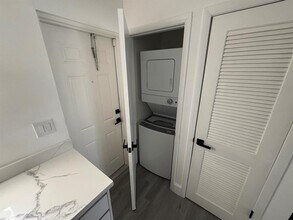880 SE 12th St, Unit 2 in Fort Lauderdale, FL - Building Photo - Building Photo
