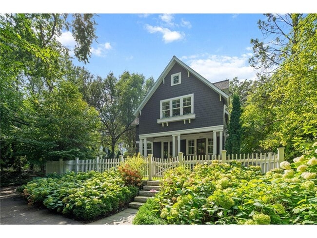 2820 W Lake of the Isles Pkwy in Minneapolis, MN - Building Photo - Building Photo