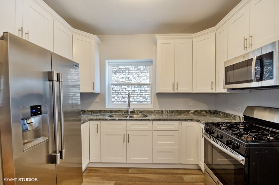 4831 W Roscoe St-Unit -2 in Chicago, IL - Foto de edificio