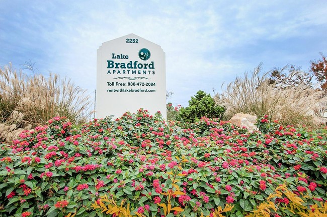 Lake Bradford Apartments in Virginia Beach, VA - Building Photo - Building Photo