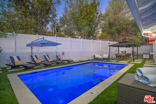 22711 Margarita Dr in Los Angeles, CA - Building Photo