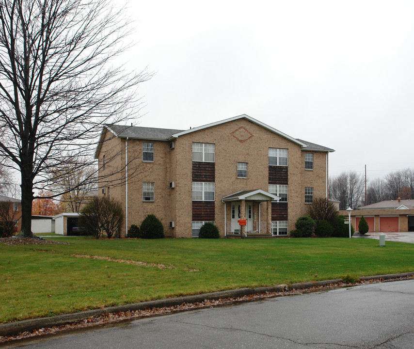 1985 Wolosyn Cir in Youngstown, OH - Foto de edificio