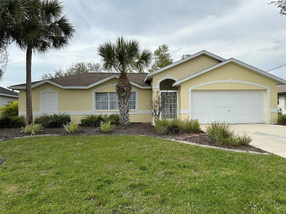 67 Marker Rd in Rotonda West, FL - Building Photo