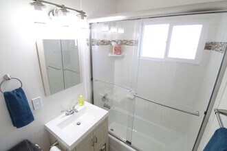 12759 Matteson Ave in Los Angeles, CA - Foto de edificio - Interior Photo