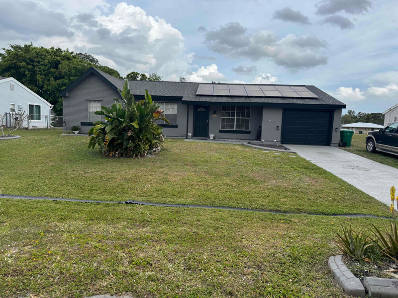 322 SW Kentwood Rd in Port St. Lucie, FL - Foto de edificio