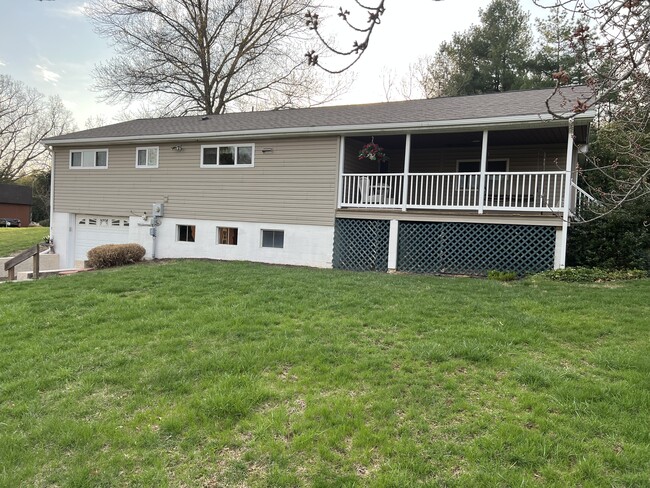 284 Machamer Rd in Douglassville, PA - Foto de edificio - Building Photo