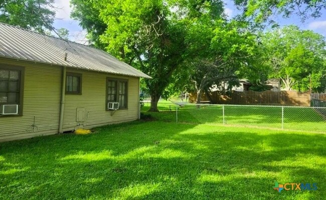 121 Ave G in Shiner, TX - Building Photo - Building Photo
