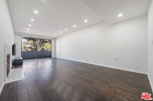 310 Tahiti Way in Marina Del Rey, CA - Building Photo