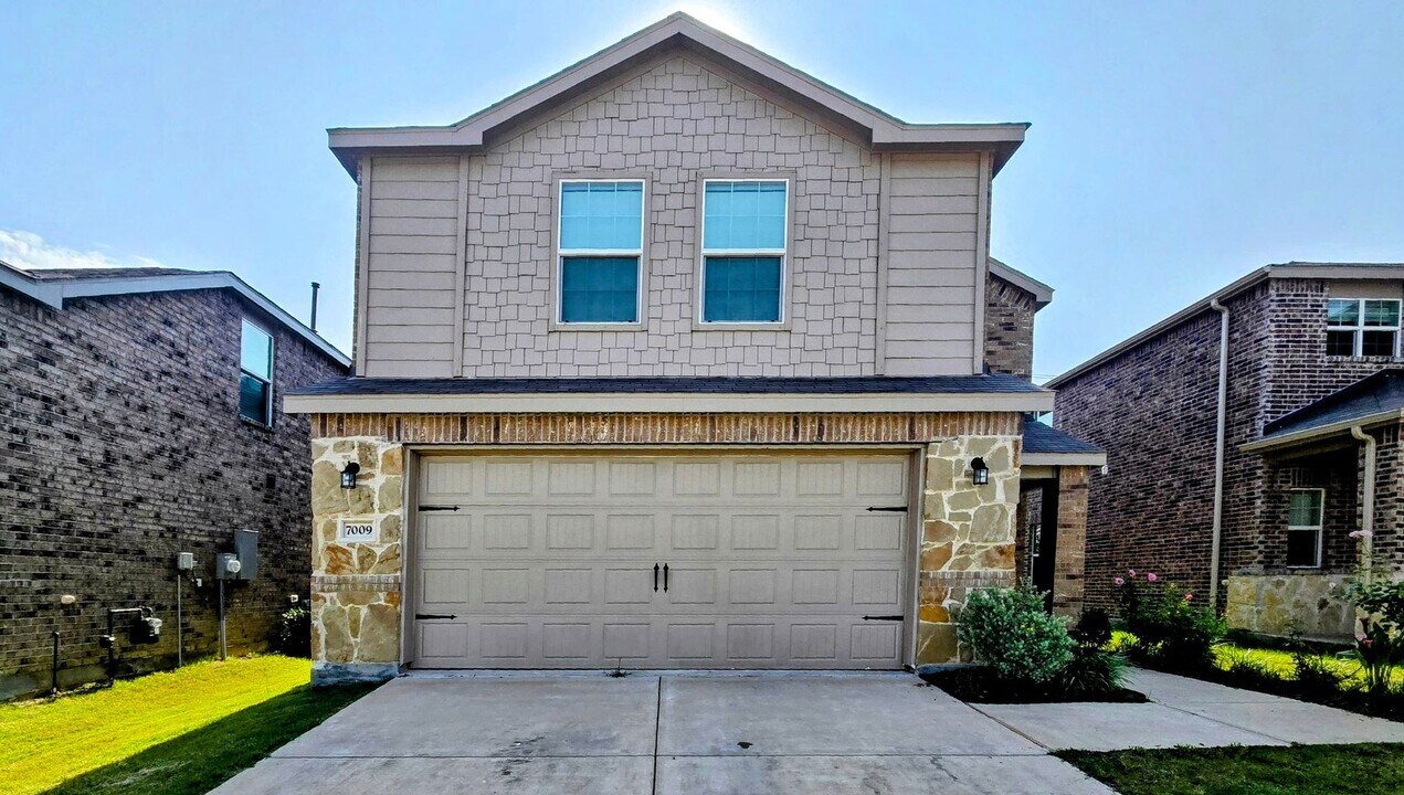 7009 Adderly Rd in Pilot Point, TX - Building Photo