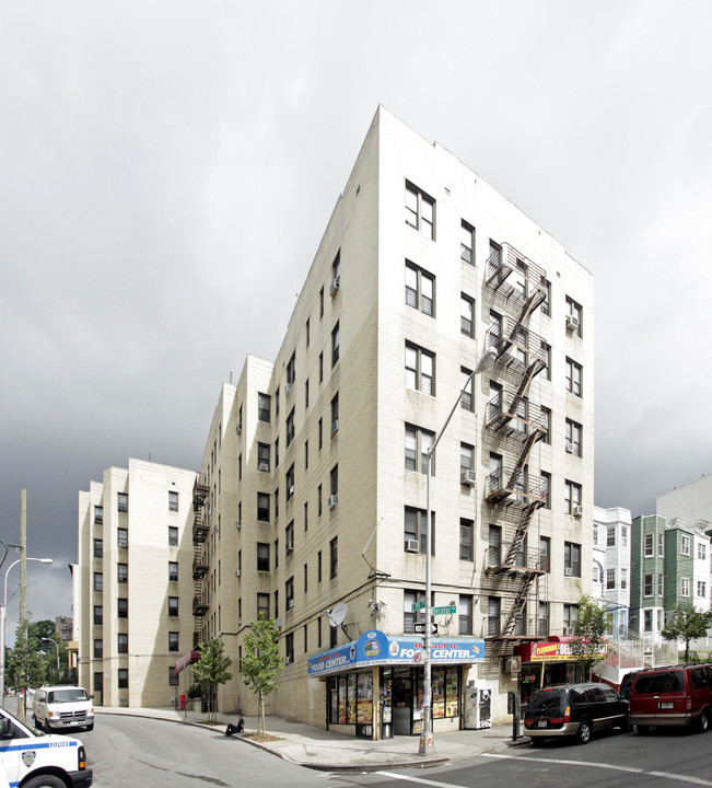 357 E 195th St in Bronx, NY - Foto de edificio