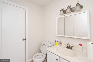 18300 Streamside Dr in Gaithersburg, MD - Building Photo