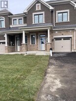 4 Vinewood Cres in Barrie, ON - Building Photo